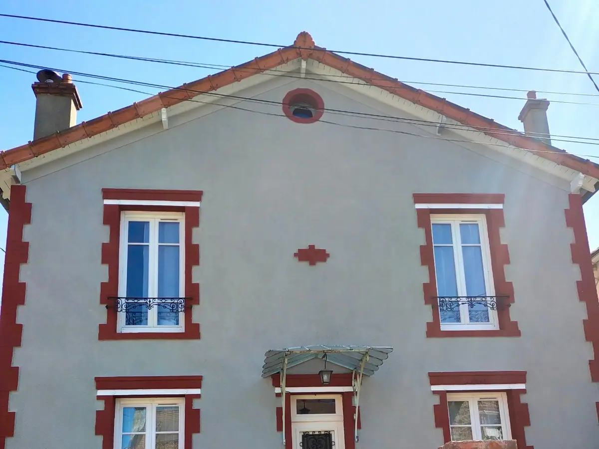 La même maison après ravalement : façade claire, chaînages et encadrements repeints — ETS Louis Père et Fils