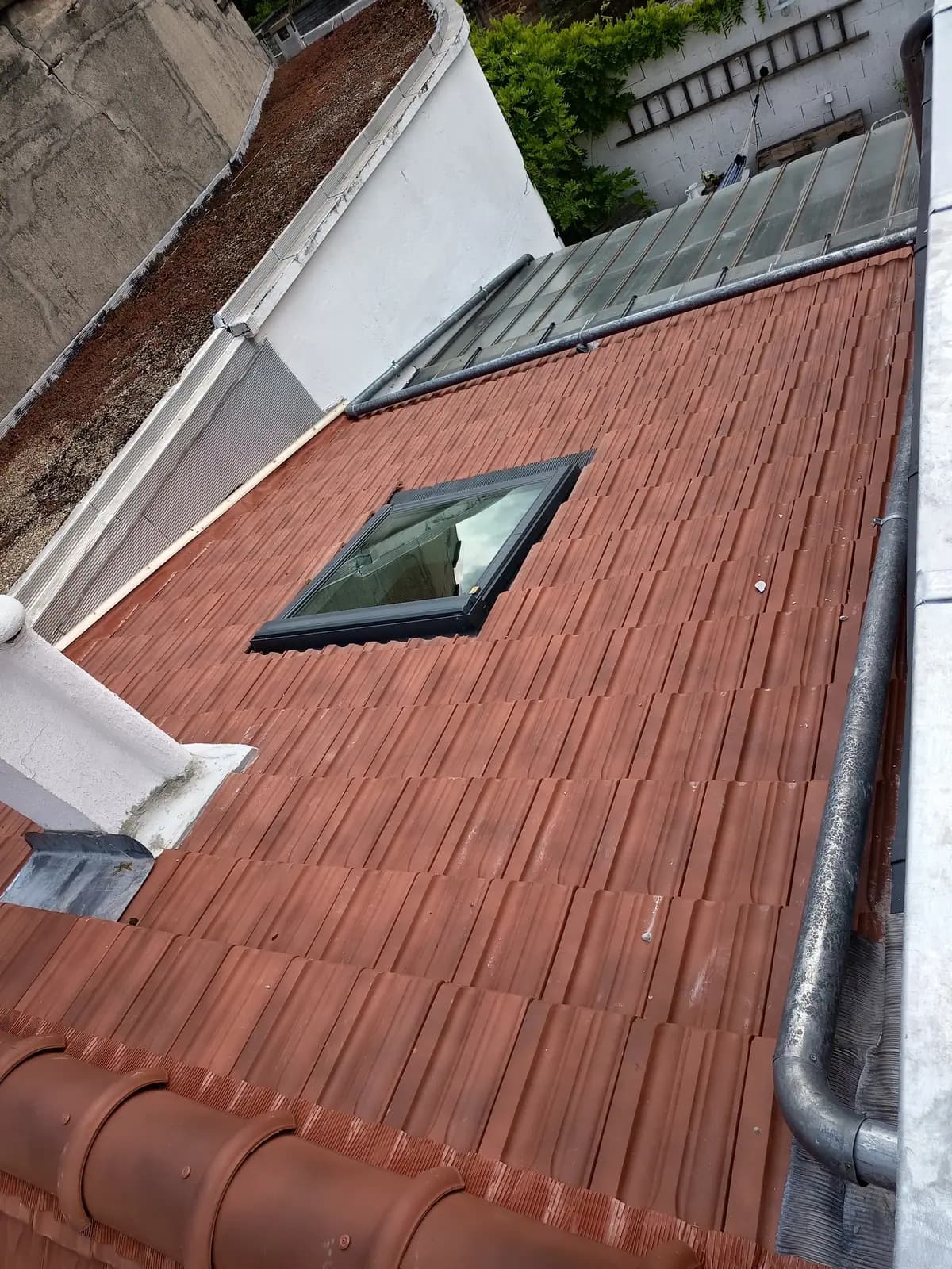 Versant en tuiles neuves avec fenêtre de toit, verrière et descente d’eaux pluviales en zinc