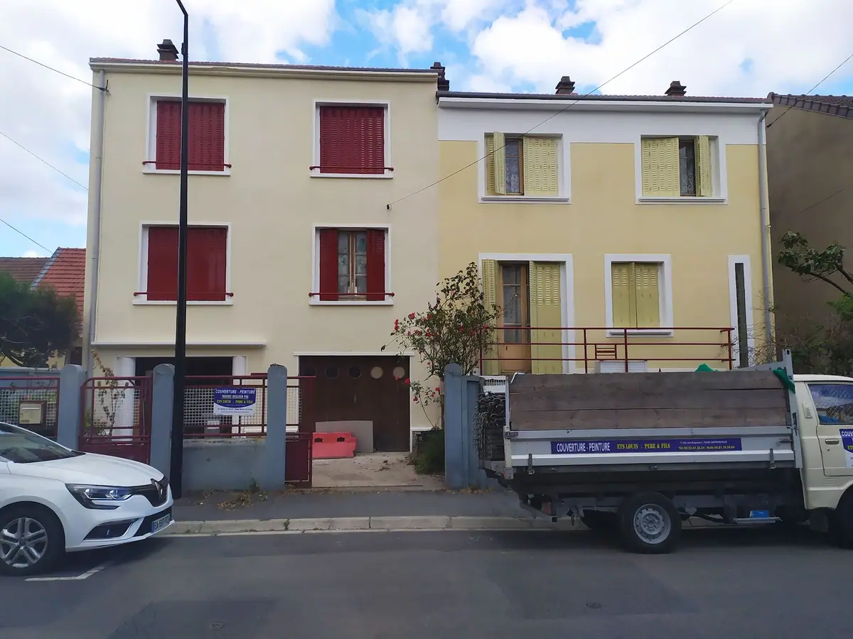 Façade ravalée en fin de chantier, camion de l'entreprise stationné devant