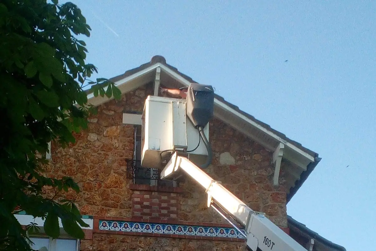 Nacelle élévatrice au bord de toit, pour contrôler une rive sans monter sur la couverture — Ets Louis Père et Fils, Sartrouville