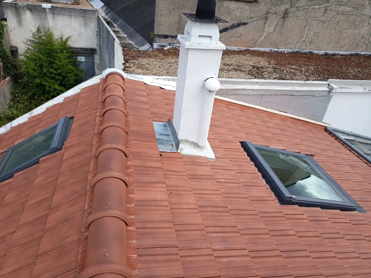 Toiture en tuiles neuves équipée de trois fenêtres de toit, faîtage et souche refaits — chantier ETS Louis Père et Fils