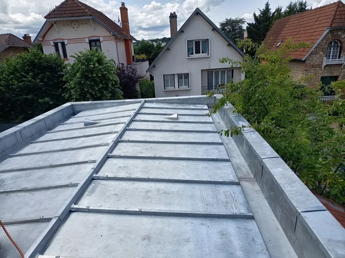 Couverture en zinc à tasseaux avec relevés et bandes de rive neufs — chantier ETS Louis Père et Fils